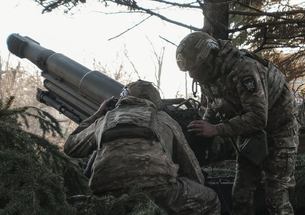 Con escasez de municiones y esperando ayuda, Ucrania busca frenar a Rusia en Donetsk