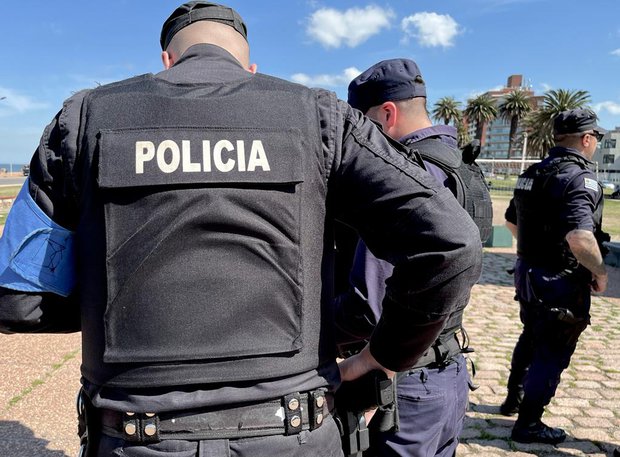 Dos policías fueron detenidos por suministrar armas a banda delictiva de Colonia