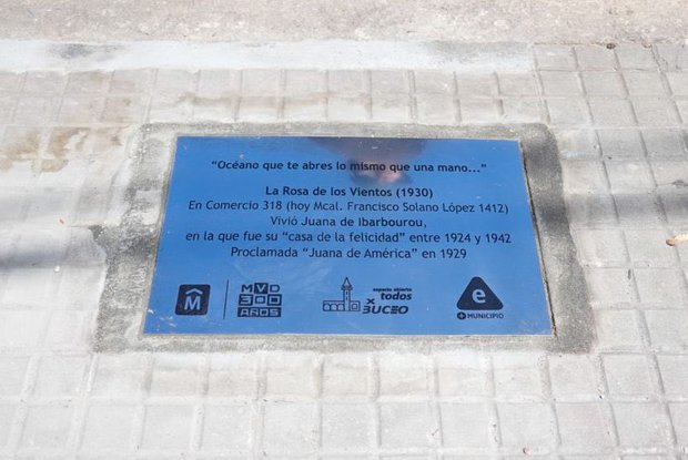 La IM colocó una placa conmemorativa en una casa de Juana de Ibarbourou en el marco del 8M