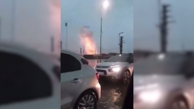 Tormenta eléctrica en Buenos Aires: un rayo cayó en fábrica y causó impactante explosión