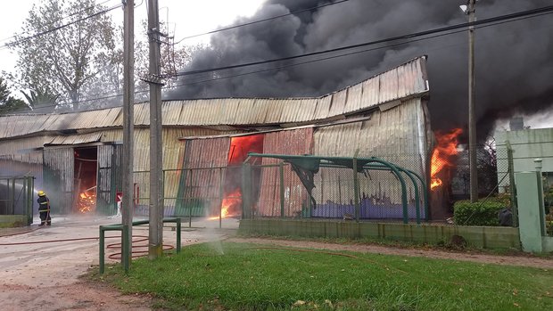 Bomberos procuran extinguir voraz incendio en fábrica en la zona de Sayago