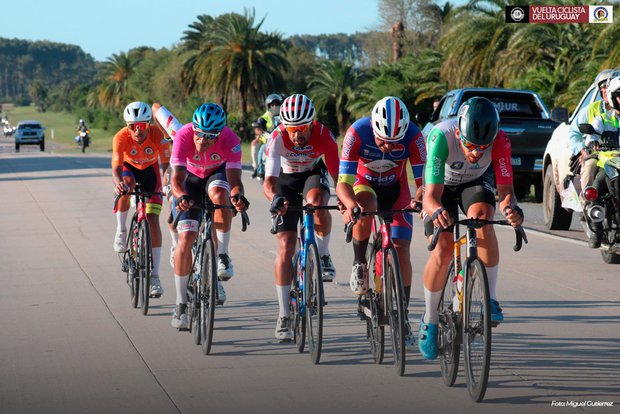 Vuelta Ciclista: Dos equipos extranjeros se bajan y cambia malla oro en inesperada etapa