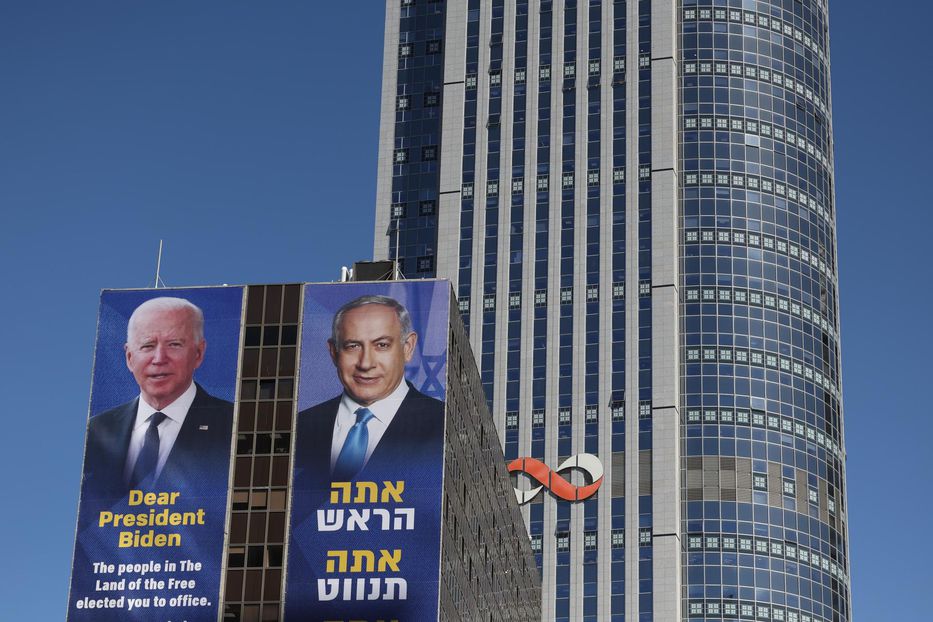 Cartel en apoyo a Biden y al primer ministro israleí, Benjamín Netanyahu, en Tel Aviv, Israel - Foto:  EFE/EPA/ABIR SULTAN