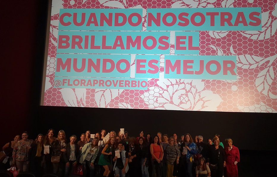 Flora Proverbio con todas las participantes. Foto: Montevideo Portal