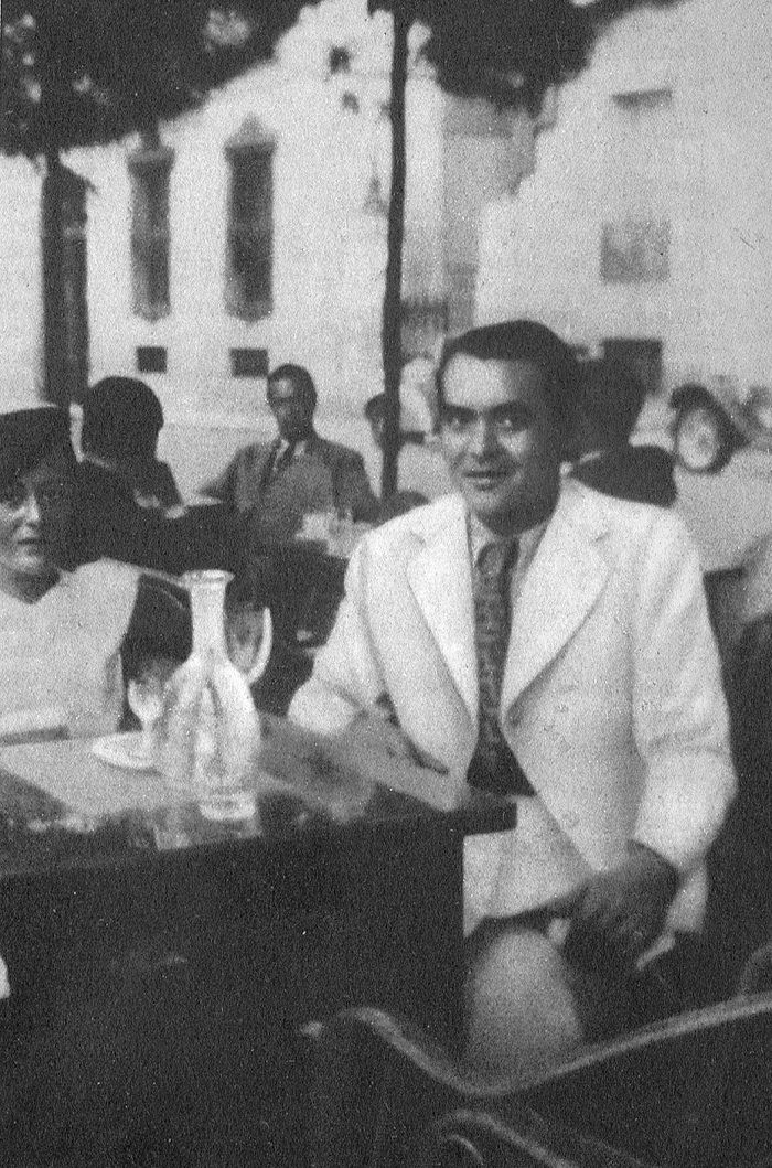 Lorca en una terraza del paseo de Recoletos en el verano de 1936. Foto: Literland.
