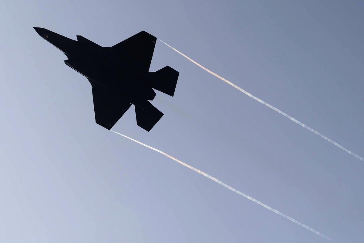 La Fuerza Aérea realizará vuelos nocturnos y lanzamiento de bengalas en Carrasco: cuándo