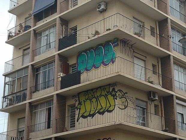 Un cuarto edificio fue grafiteado en Cordón: amaneció con pinturas hasta el último piso