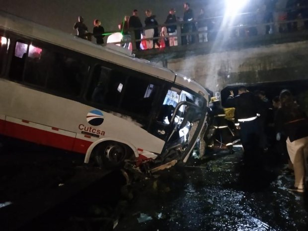 “Fue espantoso”: testimonio de vecinos sobre la caída del bus en puente de avenida Italia