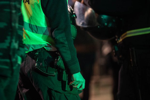 Balearon a un joven mientras conducía su moto por Flor de Maroñas; no hizo la denuncia