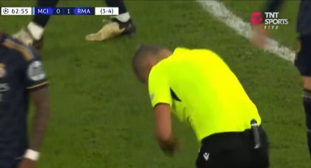 ¿Falta? Valverde le pegó un pelotazo en el estómago al juez en Manchester City-Real Madrid