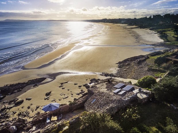 “Fue una estupidez”, dicen dueños de la casa-cueva de piedra demolida en playa Portezuelo