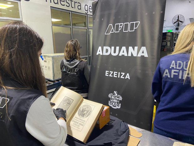 Aduana argentina incauta un libro con litografías del siglo XIX firmado por Nikola Tesla