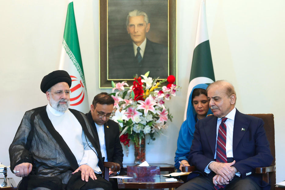 Raisi junto a Shehbaz Sharif, primer ministro de Pakistan, en Islamabad. -Foto: EFE/ Presidencia de Irán