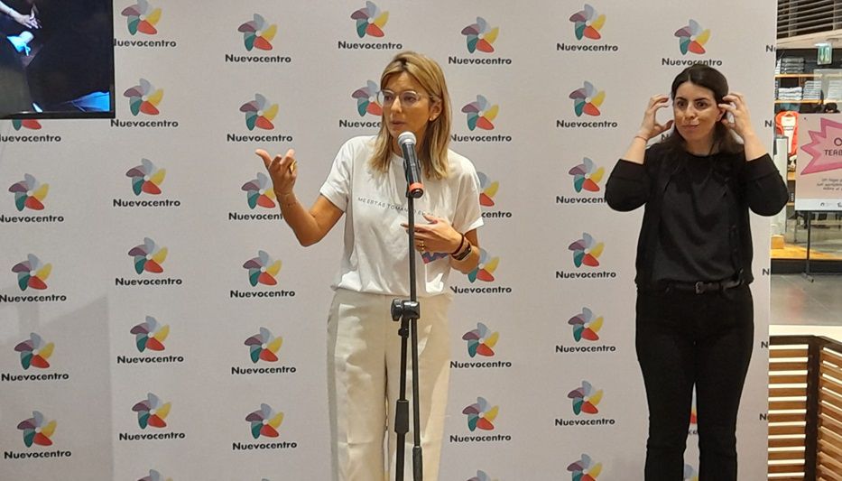 Karina Tucuna junto a intérprete de Lengua de Señas. Foto: Montevideo Portal