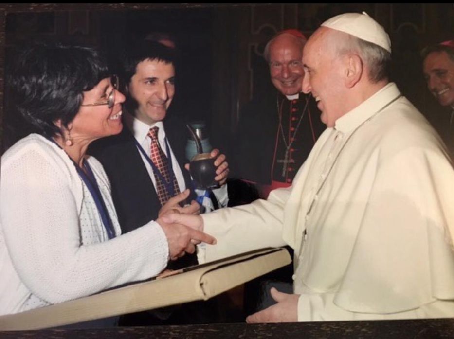 Carlos Iafigliola y su esposa Ana con el Papa Francisco. Foto: cedida a Montevideo Portal