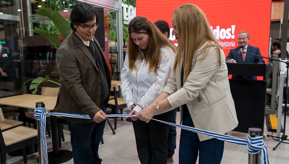 Corte de cinta en la inauguración. Foto: cedida a Montevideo Portal