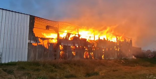 Incendio en el galpón de una vivienda en Paso de la Arena; Bomberos trabajan en el lugar