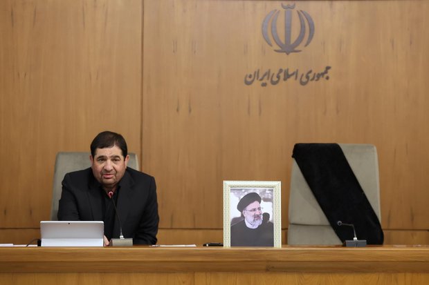 El presidente interino Mohammad Mokhber junto a una foto del difunto líder. Foto: Oficina del presidente de Irán.