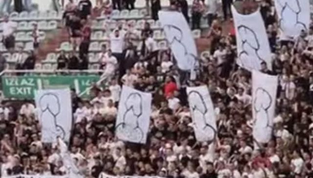 Erguido frente a todo