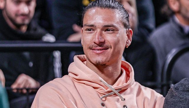 Darwin Núñez presente en el Antel Arena para ver Peñarol-Defensor Sporting  en básquet
