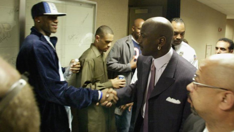 Foto: LeBron James conoce a Michael Jordan (2002).