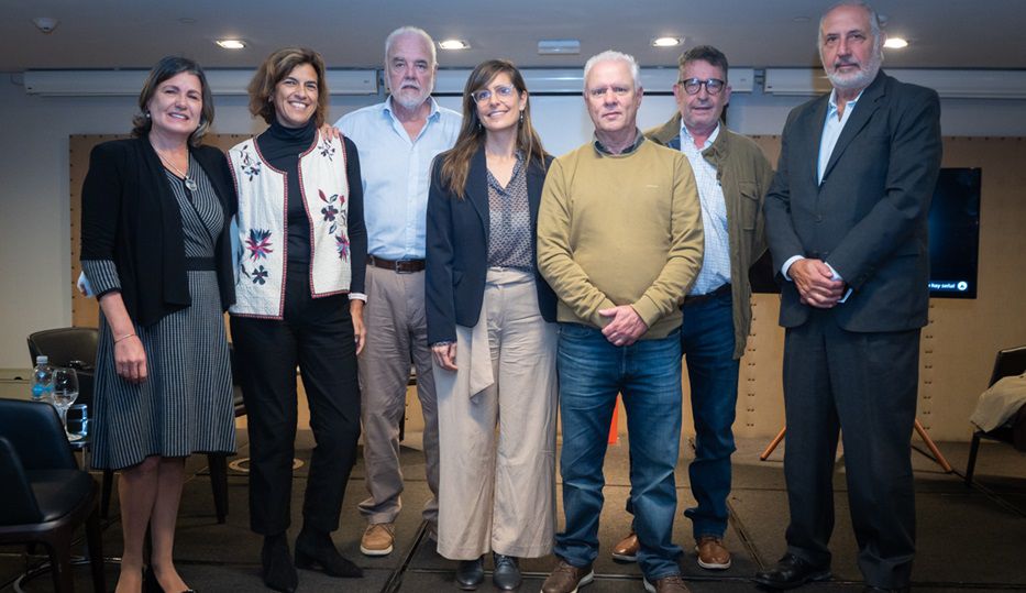 Teresa Cometto, Mariana Pomiés, Fernando Brum, Paula Barquet, Miguel Arregui, Fernando Butazzoni y Álvaro Giz. Foto: Javier Noceti