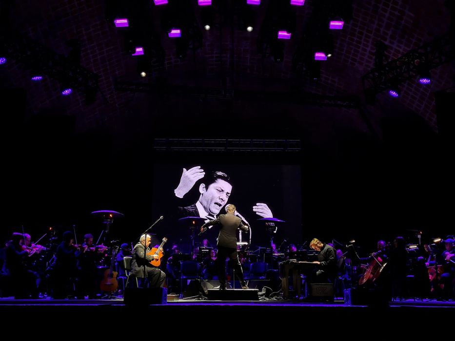 Julio Cobelli tocando la Contreras durante el espectáculo Adagio a Zitarrosa, durante la reapertura del Teatro de Verano de Montevideo, el 4 de octubre de 2023. (Foto: Martín Monteiro / Archivo Zitarrosa)