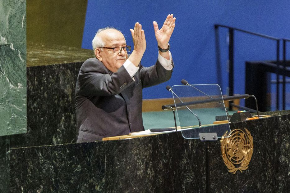 Riyad Mansour, observador permanente de Palestina en las Naciones Unidas, aplaudiendo la decisión de la Asamblea General. Foto: Sarah Yenesel / EFE