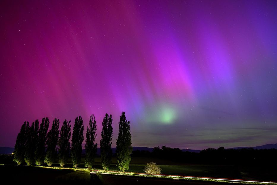 Aurora boreal en Suiza. Foto: EFE/ Laurent Gillieron