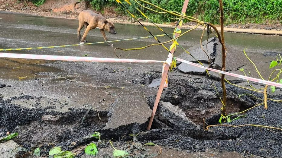 Daños en la ruta BR-116, probablemente causados por la lluvia. Prefectura de Caxias do Sul