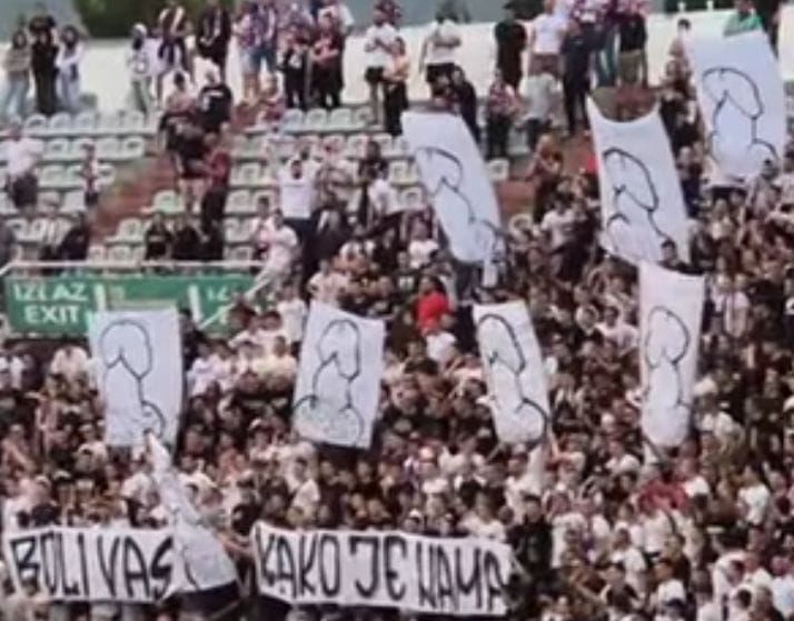 Erguido frente a todo