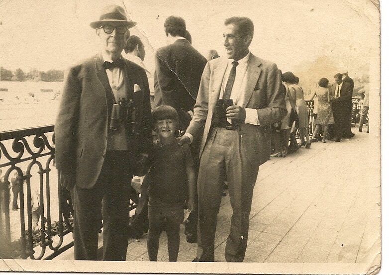 En Maroñas, con su padre y su abuelo, 1966,