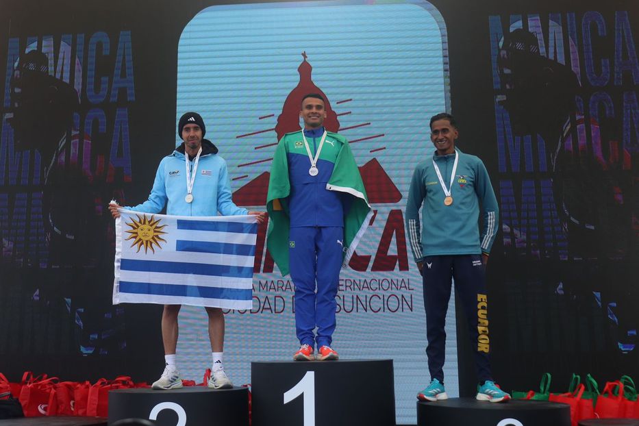 Cuestas, la bandera y la medalla. Foto: 	@fpa.oficial