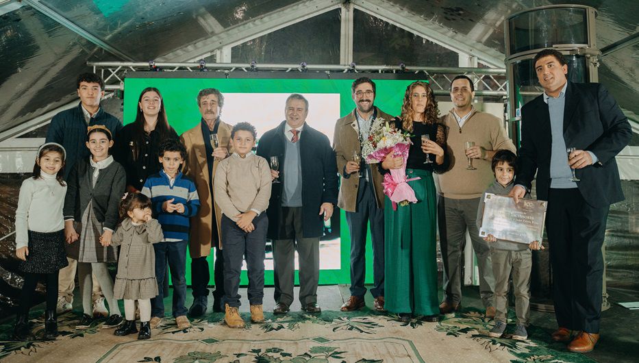 Familia Ríos junto al ministro de Vivienda Raúl Lozano y el director del Museo Histórico Nacional Andrés Aspiroz. Foto: cedida a Montevideo Portal