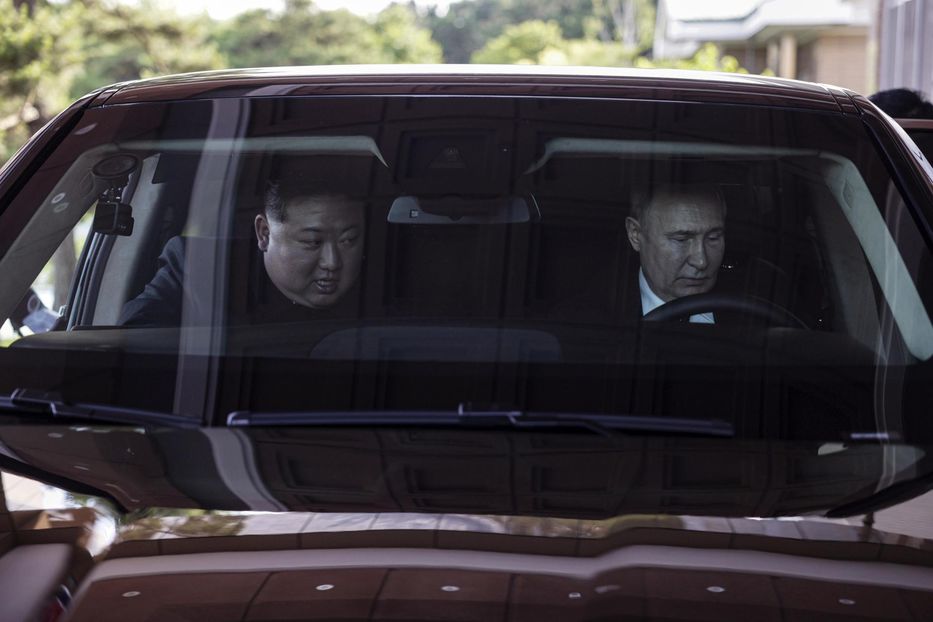 Kim y Putin en la limusina Aurus que el presidente ruso le regaló al líder norcoreano. - Foto: EFE/EPA/GAVRIIL GRIGOROV / SPUTNIK