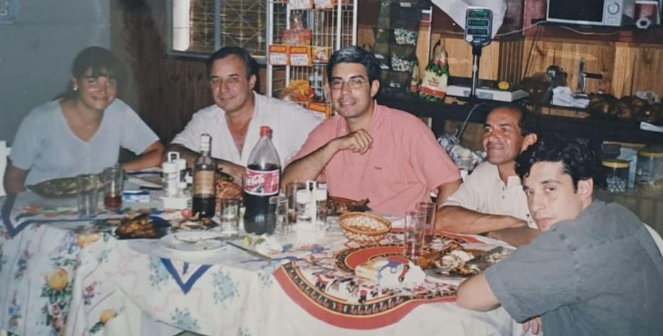 Silva en el bar de su padre, Neri, (a su izquierda), su esposa Ana Aguirre (extremo izquierdo), “el Carozo” (que fue criado por su madre y su abuela) y Romín, su hermano (a la derecha). - Foto: Gentileza Robert Silva