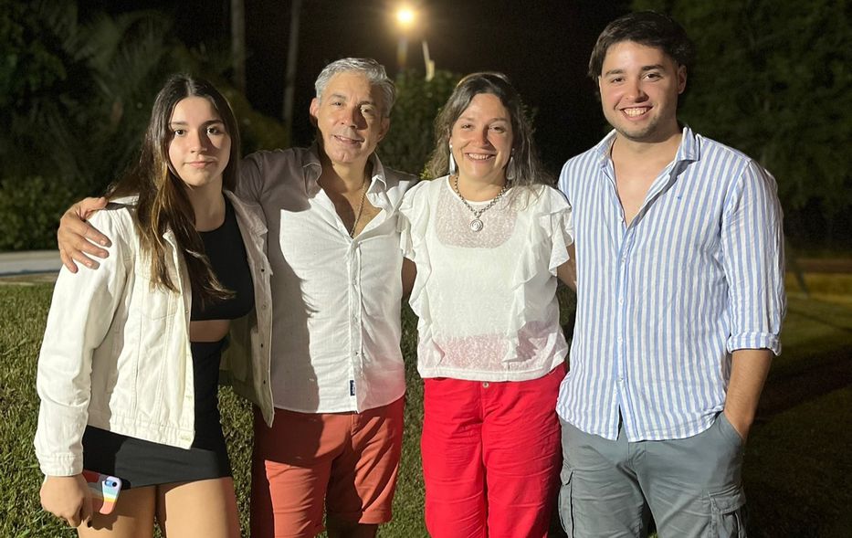 Silva con su esposa Ana y sus hijos Bruno y Agustina, en la Nochebuena de 2022. - Foto: Twitter de Robert Silva