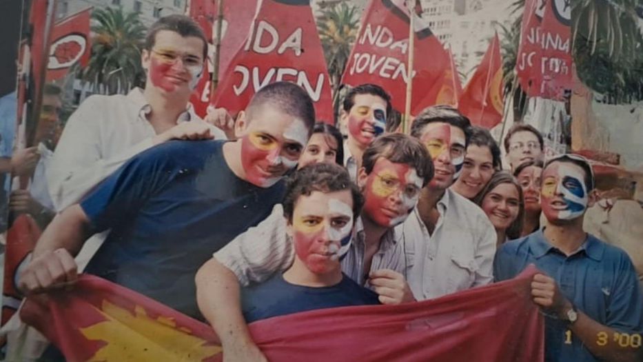 Silva (en segunda fila, segundo a la izquierda) junto al actual diputado Felipe Schipani y otros militantes colorados el 1° de marzo del 2000, cuando asumió Jorge Batlle. - Foto: Gentileza Robert Silva