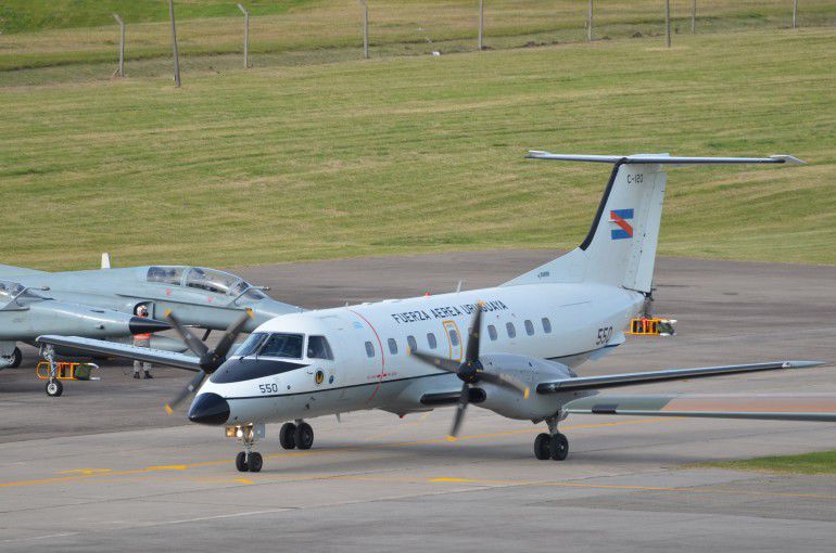 Embraer C-120 Brasilia de la Fuerza Aérea Uruguaya - Foto: FAU