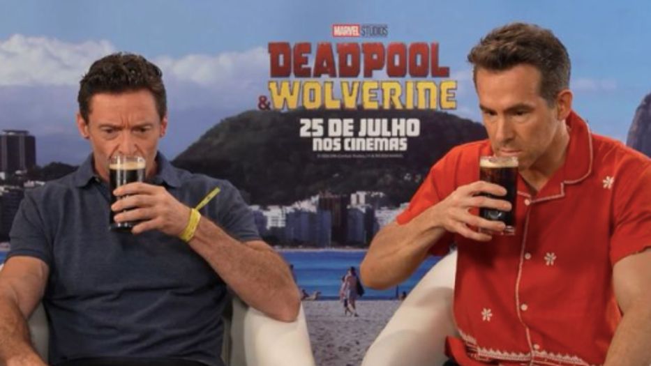 “De la botella cortada” y con hielo: así tomaron fernet Hugh Jackman y Ryan Reynolds