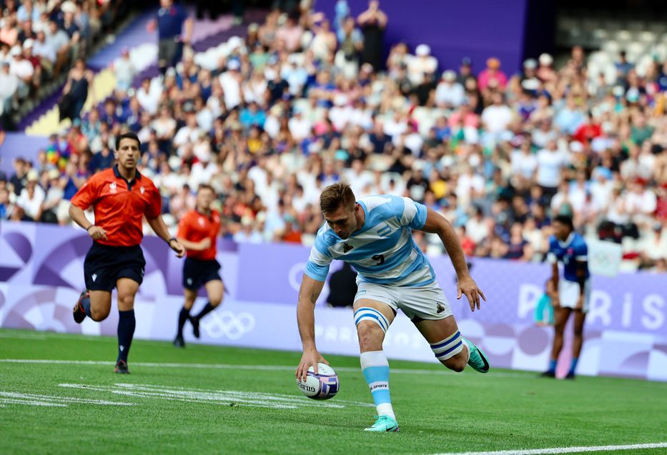 El argentino Ozadczuk y de fondo el árbitro uruguayo Francisco González. Foto: Pablo Elenter / FútbolUy