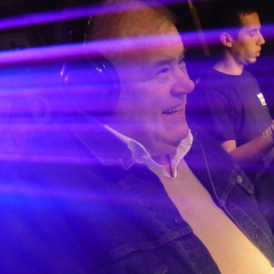 Su música suena todavía