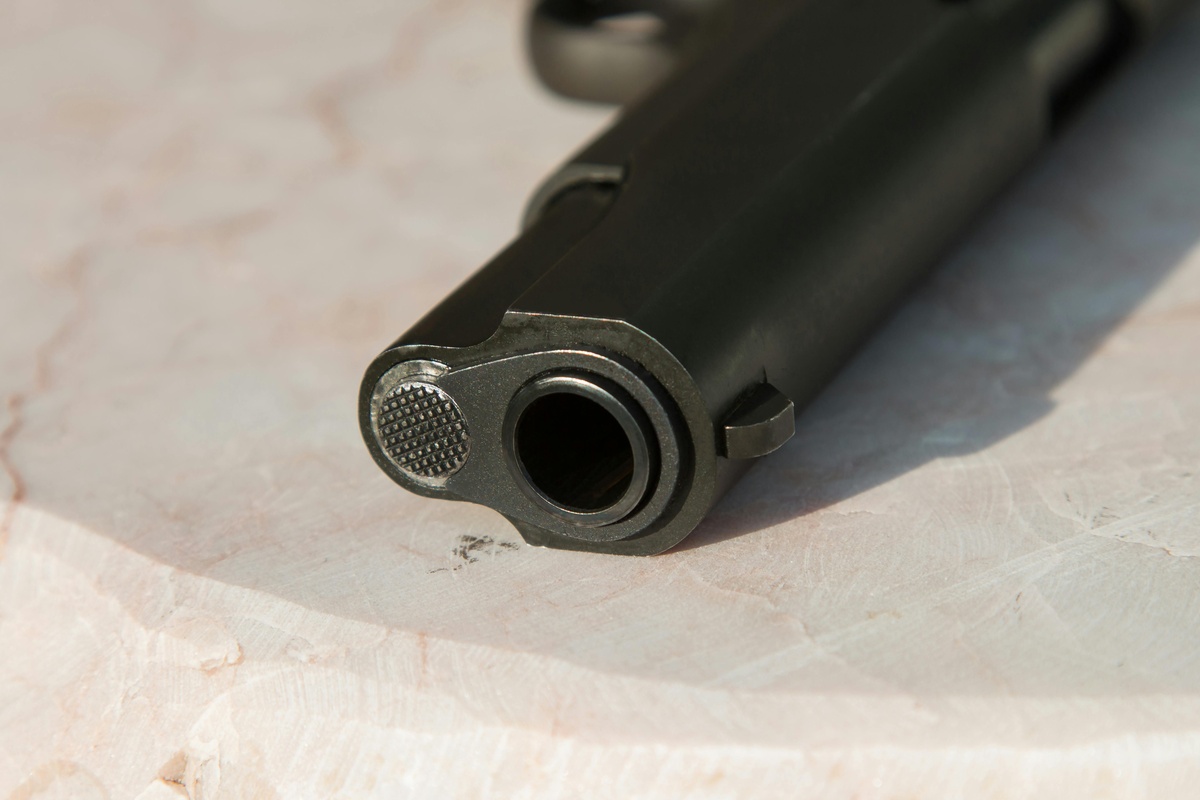 Policía fue detenido tras discusión familiar: sacó un arma y dos jóvenes fueron heridos