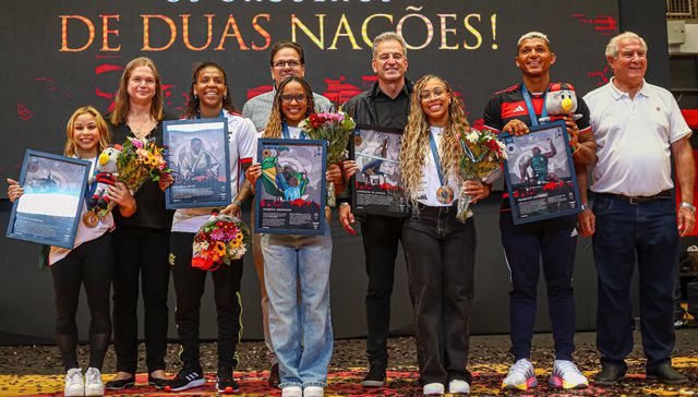 Aplauso, medalla y beso