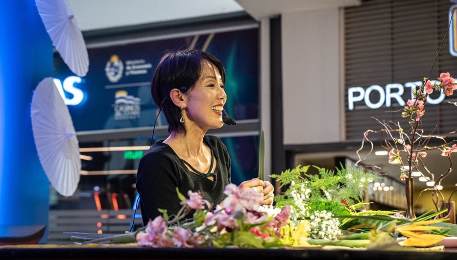 Junko Soga dictando la clase de Ikebana. Foto: cedida a Montevideo Portal