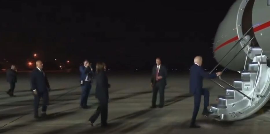 Biden boarded a plane that had just landed in confusion, and this is how his vice president reacted