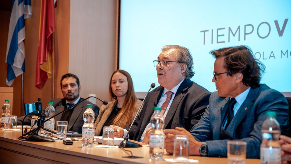 Subgerente de la Asociación Española, Alfredo Torres; gerenta de Española Móvil, Natalie Silva; gerente general de la Asociación Española, Julio Martínez Pérez, y presidente del Consejo Directivo, Fernando García. Foto: cedida a Montevideo Portal