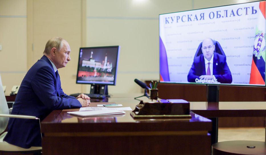 El presidente ruso Vladímir Putin, hablando con el gobernador de Kursk, Alexei Smirnov. Foto: Gavriil Grigorov / EFE/EPA / Sputnik / Kremlin Pool