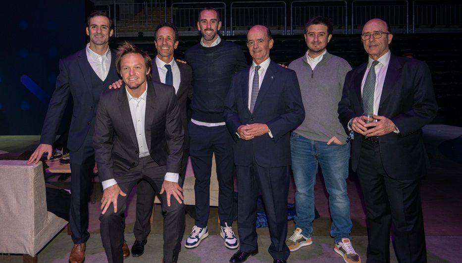 Parte de la familia Lestido junto a Diego Godín. Foto: Javier Noceti