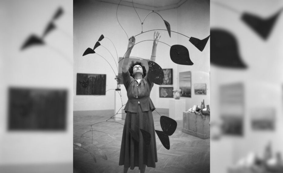 Peggy Guggenheim instalando 